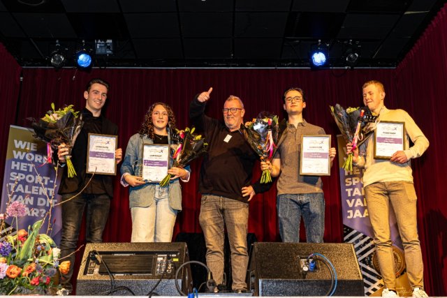 Wethouder Peter Looijmans bij de uitreiking van het Sportgala