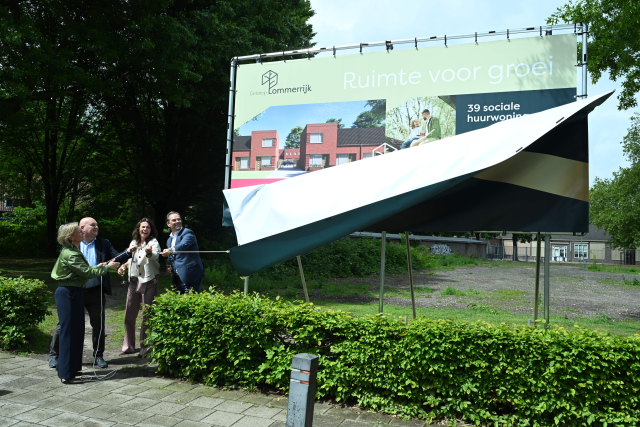 Godfried van Gestel bij de onthulling van Lommerijk