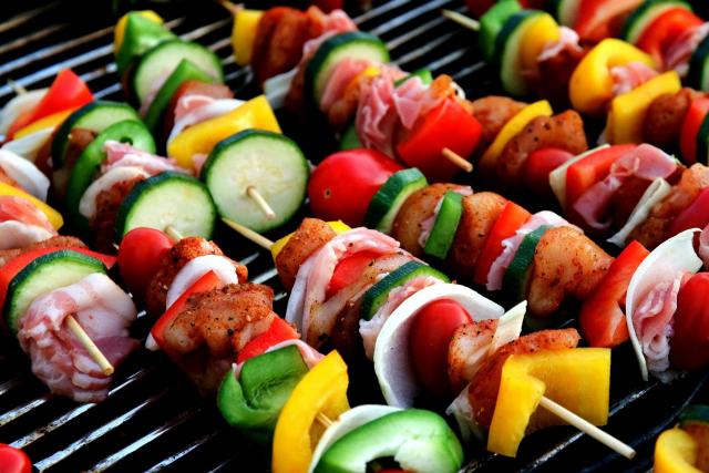 Stokjes op barbecue met vlees en groenten