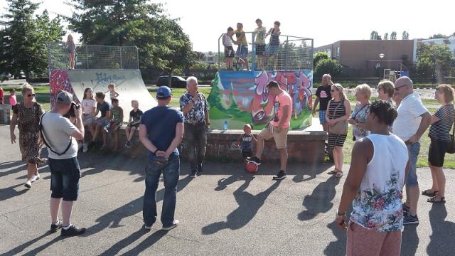 Buurtbewoners komen bijeen bij half-pipe