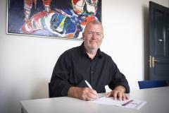 Peter Looijmans ondertekent certificaat Dorpsleerbedrijf
