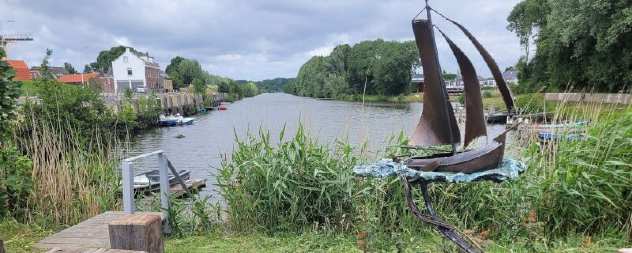 kunstwerk van schip bij haven van Stellendam