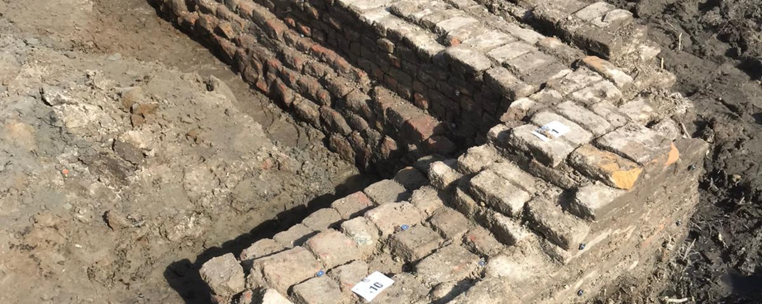 vondst muur onder grond bij N215