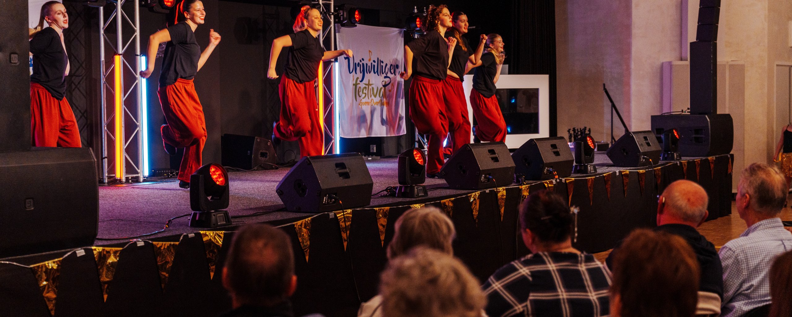 dansers op het podium