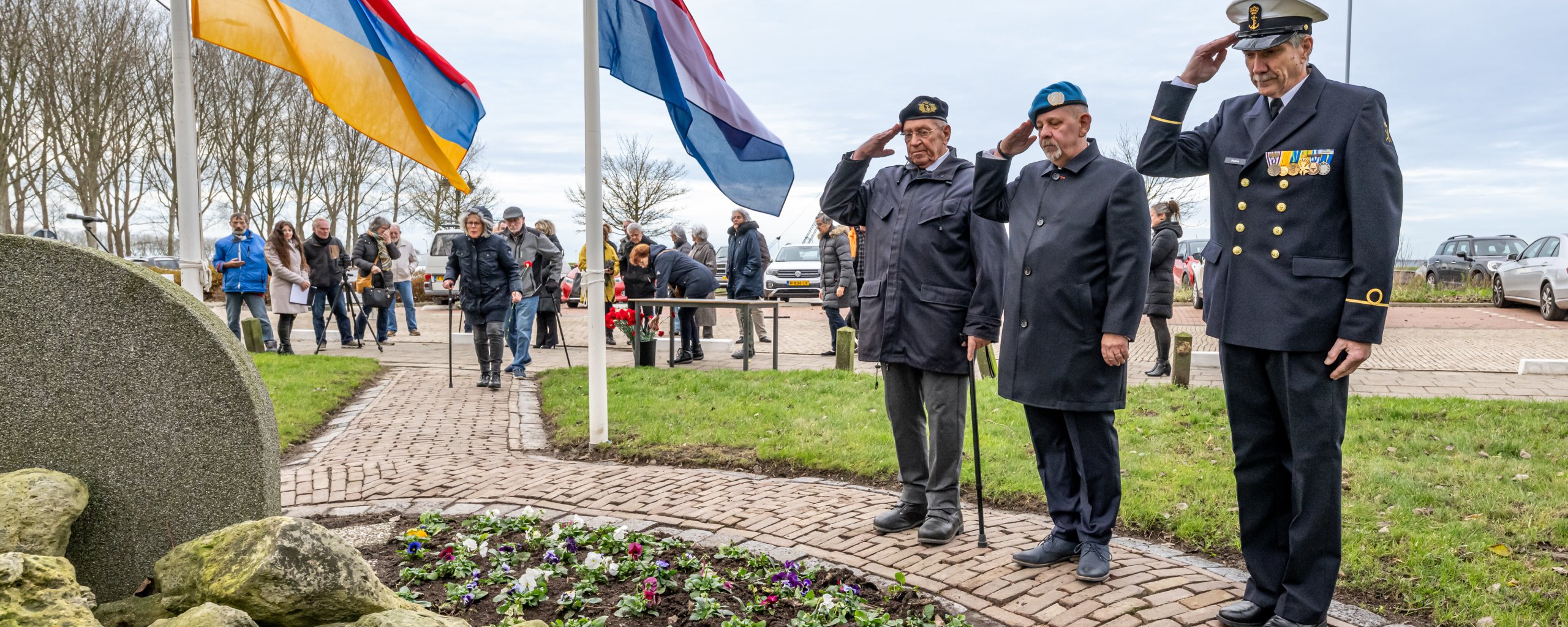 veteranen salueren bij het monument