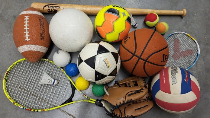 Diverse materialen bij sport zoals ballen en tennisracket
