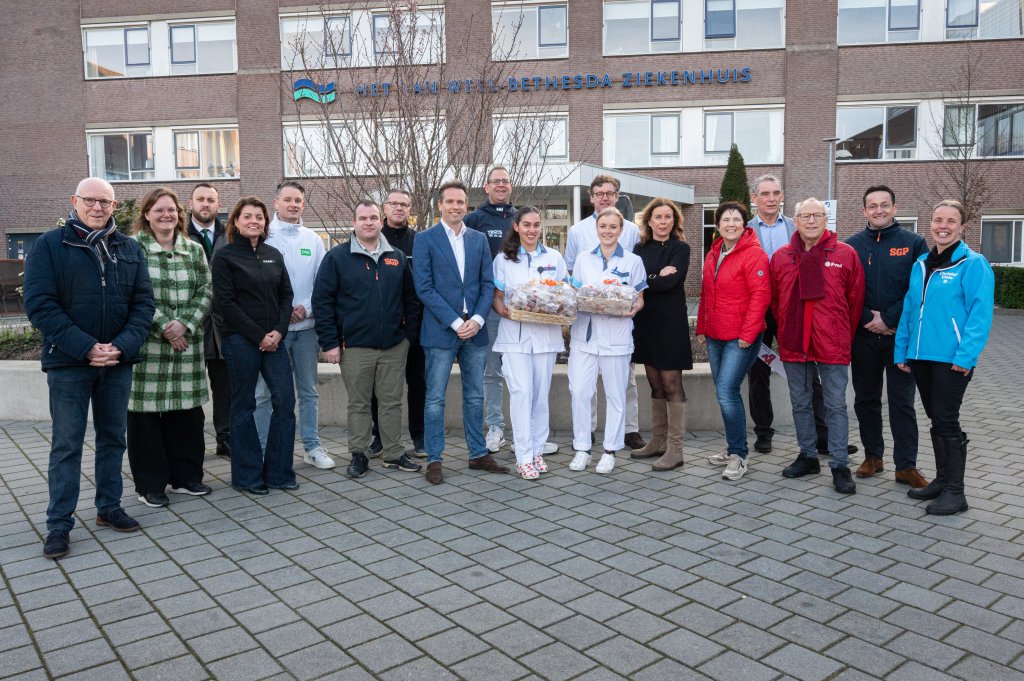 groepsfoto bij het ziekenhuis