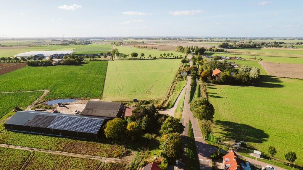 Luchtfoto bedijf in Achthuizen