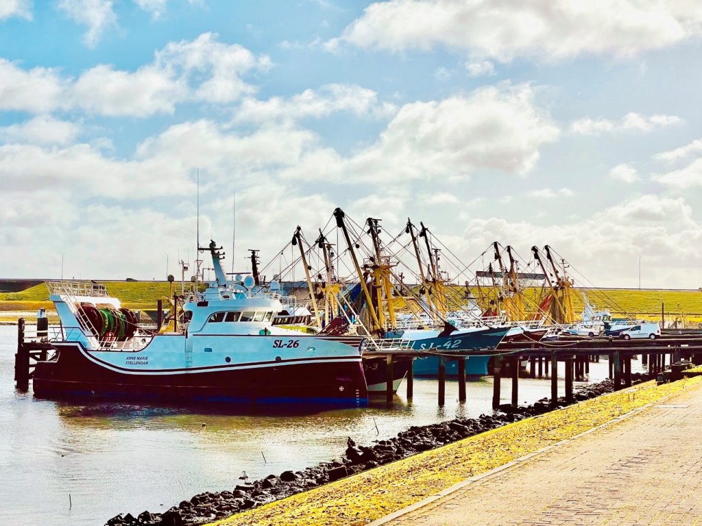 Kotters liggen in de buitenhaven van Stellendam afgemeerd