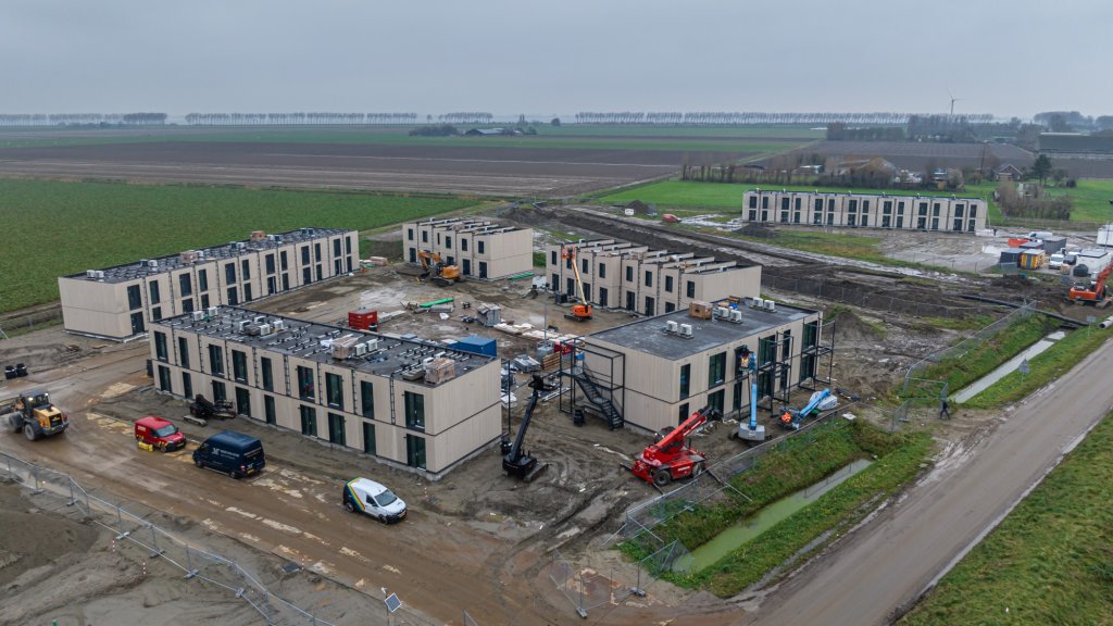 Luchtfoto: bouw van de flexwoningen