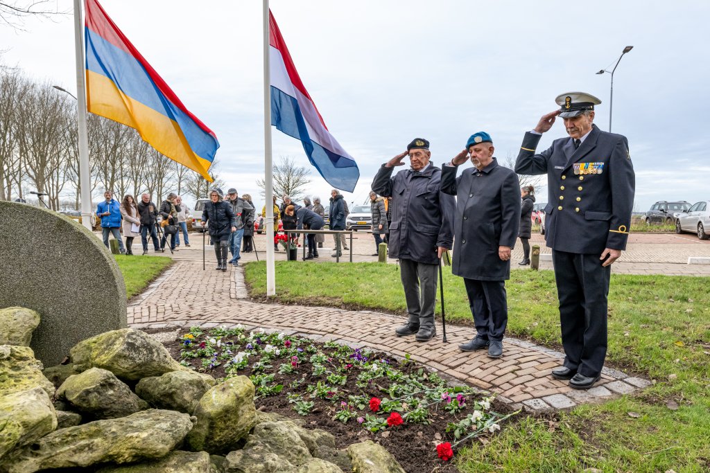 veteranen salueren bij het monument