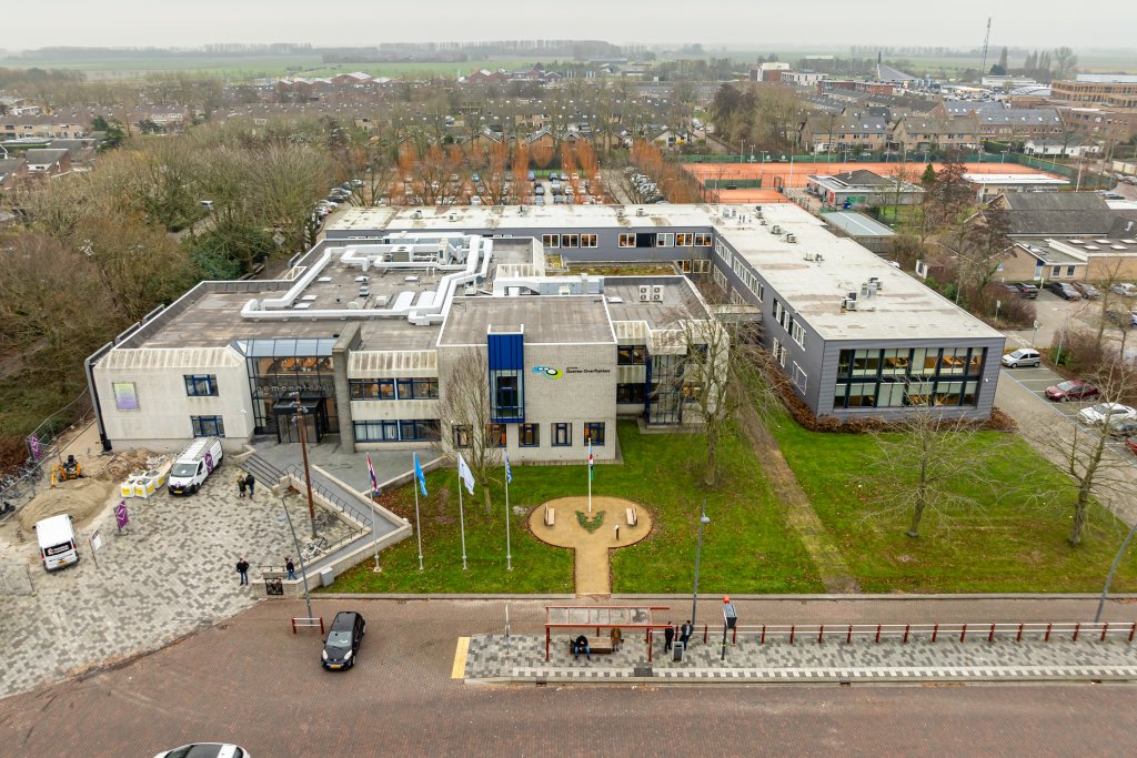 Dronefoto van het huidige gemeentehuis 