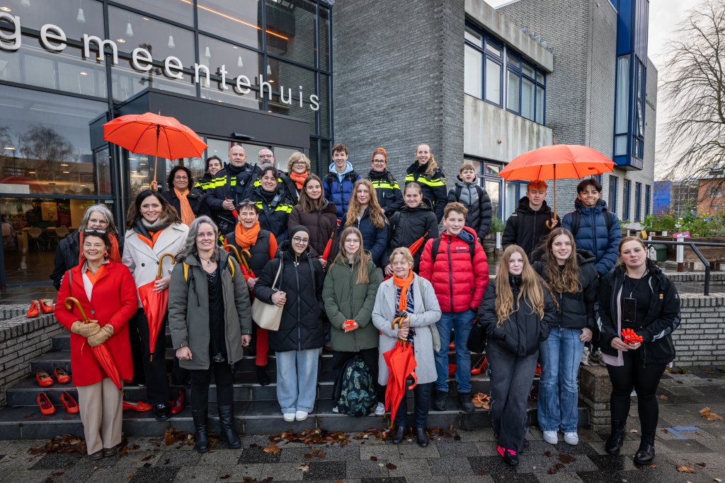 groepsfoto voor het gemeentehuis