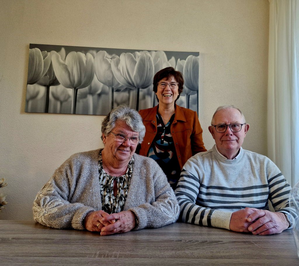 Wethouder 't Hoen met echtpaar De Gans-Molendijk