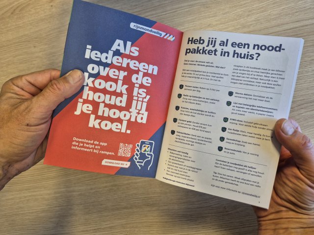 Handen houden rampzalige kookboek vast.