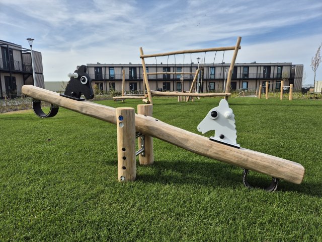Speeltuin met wip bij de flexwoningen