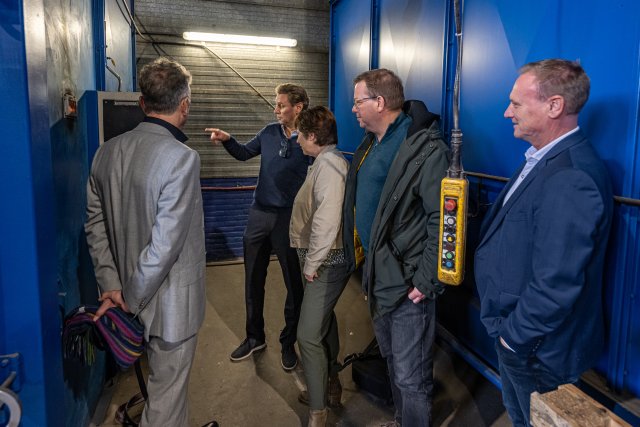 Wethouders krijgen uitleg bij een van de ovens.