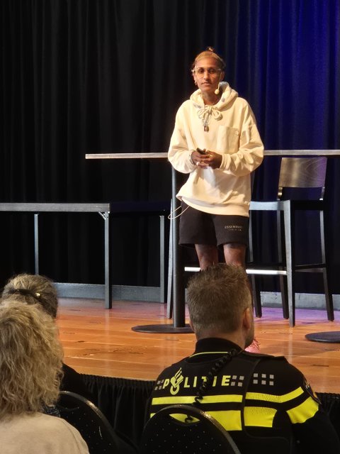 Sameena van der Mijden bij bijeenkomst