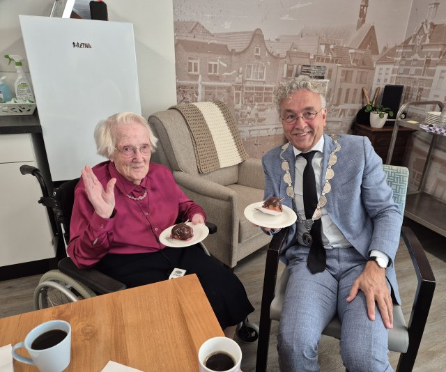 Mevrouw Jonker-Martinus en wethouder Henk van Putten