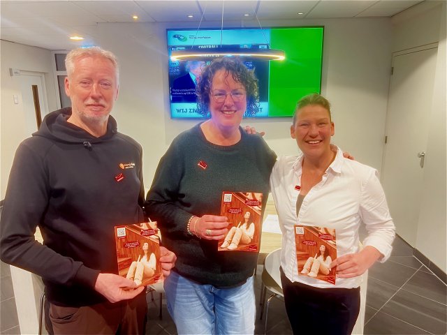 medewerkers gemeente met speld rode envelop 