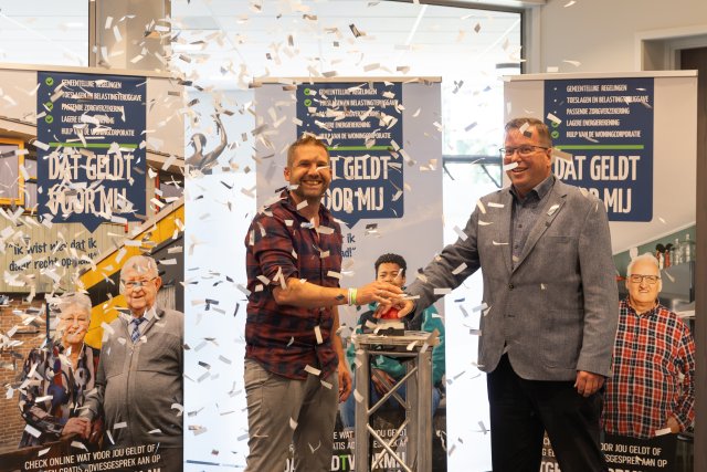 Edwin Burgman van De Voorzieningenwijzer en wethouder Berend Jan Bruggeman lanceren de nieuwe website Datgeldtvoormij.nl/goeree-overflakkee
