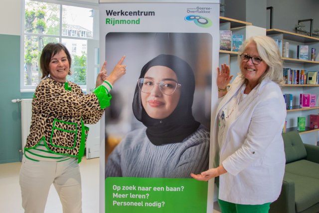 medewerkers van het werkcentrum bij de banner