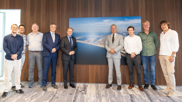heel veel mensen voor een foto van de Brouwersdam