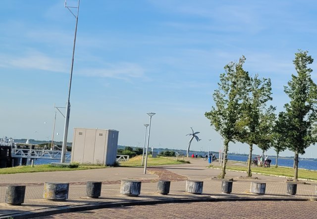 Noodopvang asielzoekers op schip in haven Middelharni