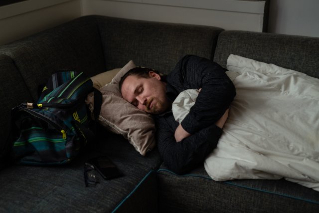 man slaapt op bank