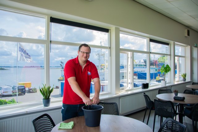Sjoerd maakt schoon bij kantoor Damen Maaskant Shipyards