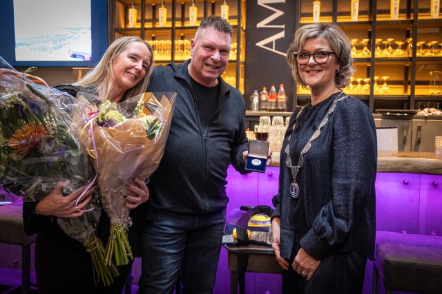 Coen van der Linde met zin vrouw Daniëlle en burgemeester Ada Grootenboer-Dubbelman. 