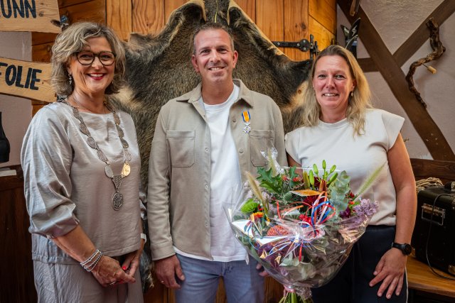 Burgemeester, decorandus Wilco de Bakker en zijn vrouw Anne
