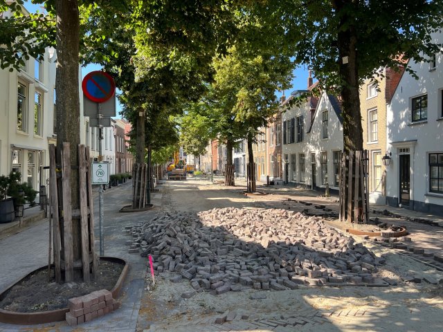 Herinrichting Voorstraat Middelharnis - straatklinkers op een hoop