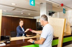 overhandiging paspoort in hal gemeentehuis