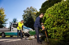 Mannen van de buitendienst houden de openbare ruimte schoon.