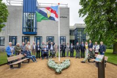 Opening van het anjerperkje voor het gemeentehuis