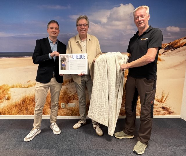 Overhandiging Rabobank-cheque aan Energiebank