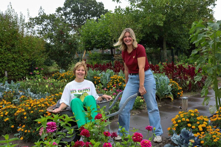 Eigenaresse Conny en medewerker en dochter Anniek van De Bonte Hoeve