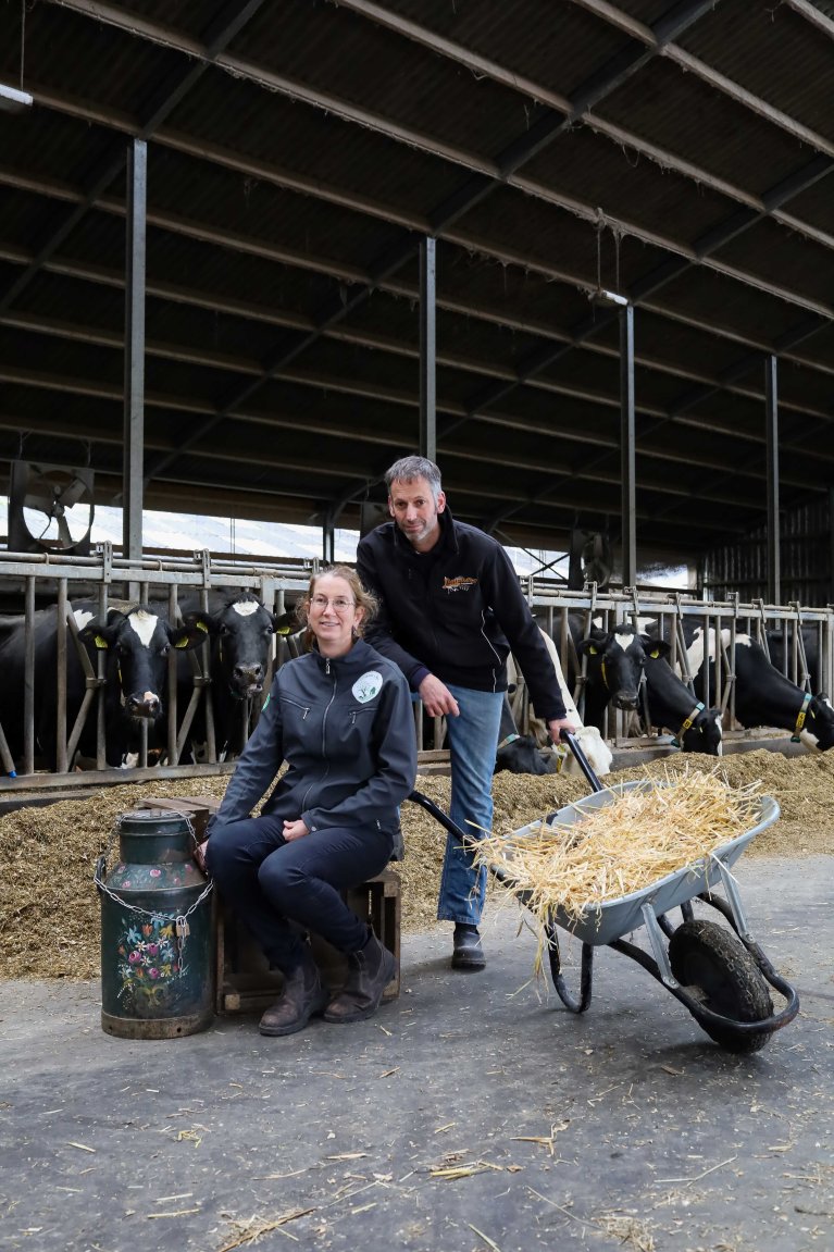 Corinne en Corne Rommens op hun boerderij tussen de koeien