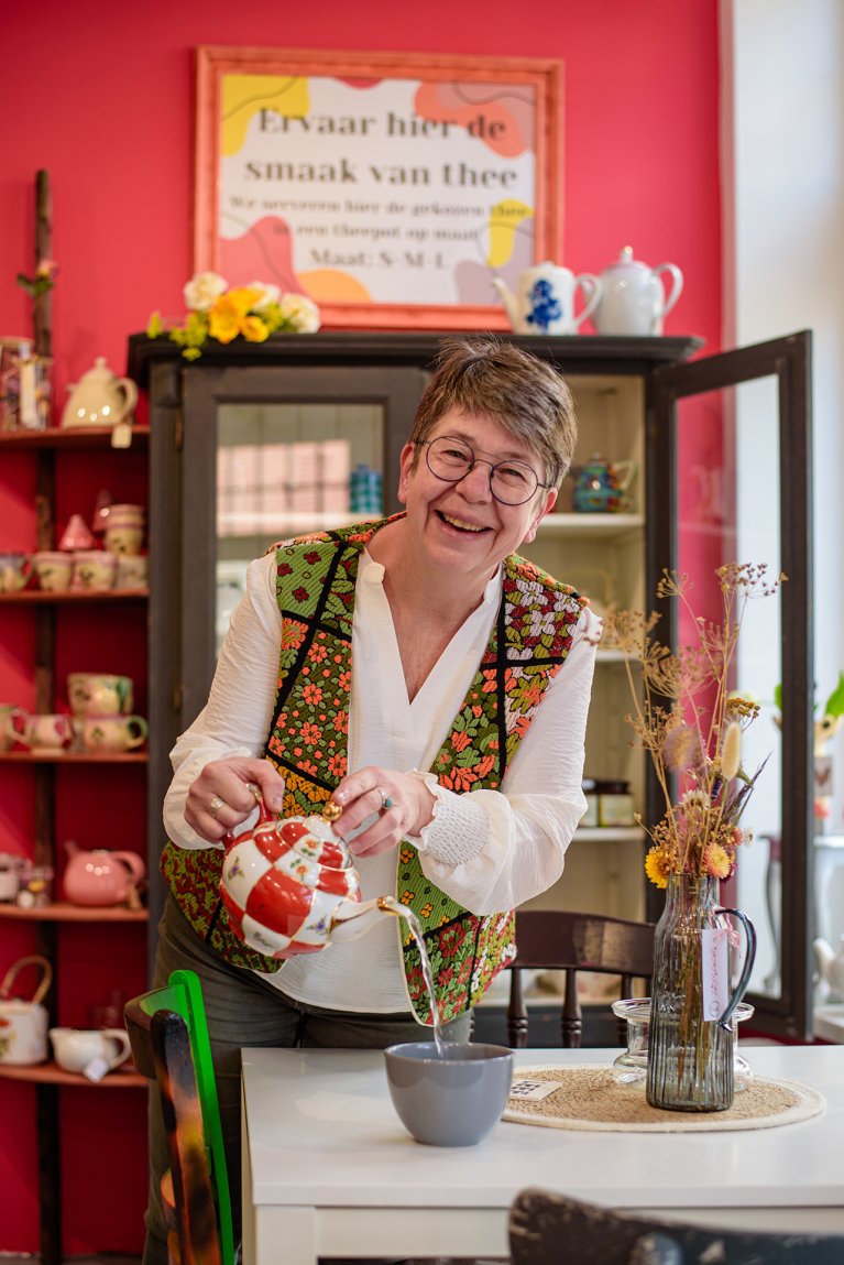 Eigenaresse Anita Timmermans in haar winkel De Kruidige Wereld