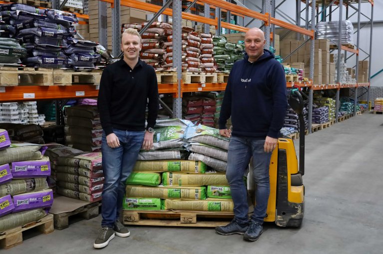 Eigenaren Arian en Twan Tak van Tak Dierenvoeding