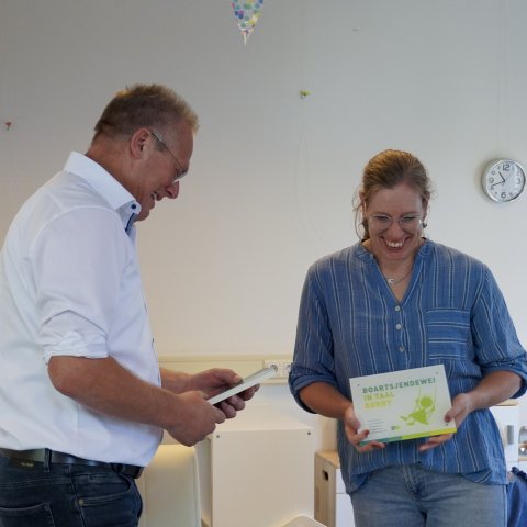 Wethouder Sijtsma reikt het certificaat uit