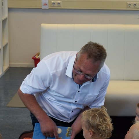 Wethouder Sijtsma leest voor