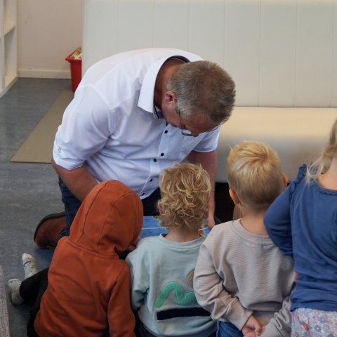 Wethouder Sijtsma leest voor aan de kinderen van kinderopvang Middelpunt