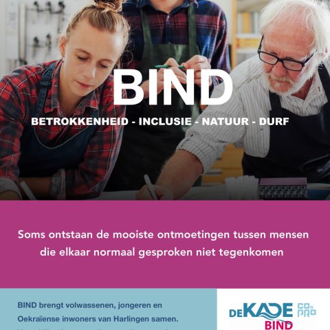 Flyer van BIND. Betrokkenheid, inclusie, natuur, durf. Soms ontstaan de mooiste ontmoetingen tussen mensen die elkaar normaal gesproken niet tegenkomen. BIND brengt volwassenen, jongeren en Oekraïense inwoners van Harlingen samen. Verschillende generaties en achtergronden verbinden zich door samen iets te ondernemen. Niet ingewikkeld: gewoon door te doen, te ontdekken en elkaar onderweg te ontmoeten. 
