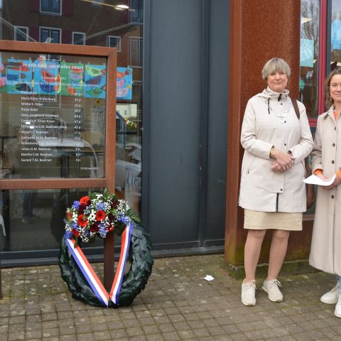 Herdenking St. Michaelschool bgm Sjerps en directrice Samantha de Graaf foto: Ubbo Posthuma