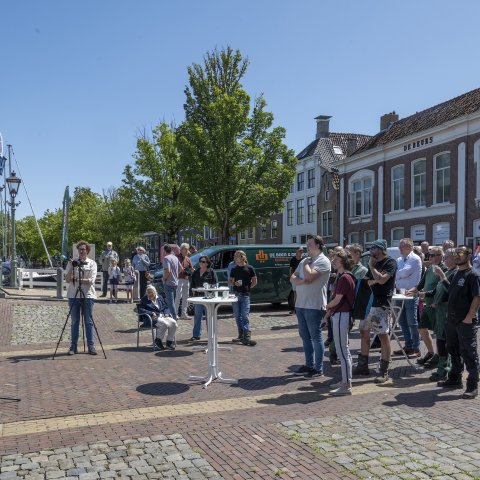 Burgemeester Sjerps spreekt de genodigden toe op het Ate Zijlstraplein