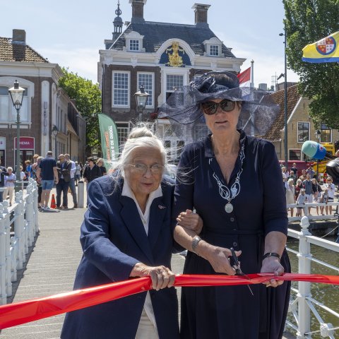 Burgemeester Sjerps en mevrouw Ten Berge knippen het lint door op de Raadhuisbrug