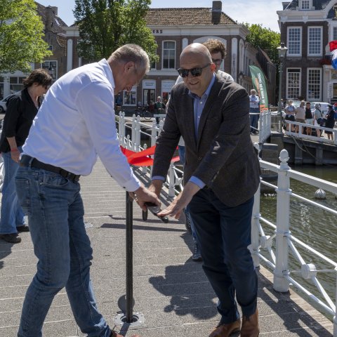 Wethouders Sijtsma en De Groot draaien de Raadhuisbrug open