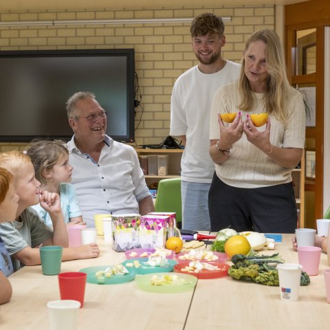 Wethouder Sijtsma op bezoek bij de kinderen van de IKC Prins Johan Friso